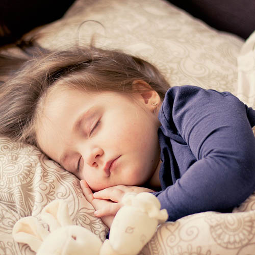  une maman avec son bébé pharmacie du Marché